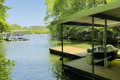 Image de Family friendly lake front home with private dock in a cove