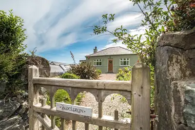 Image de An eco-friendly holiday bungalow near Abererch Beach on the Llyn Peninsula.