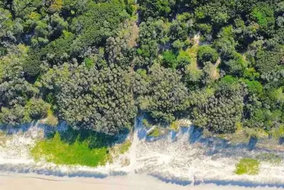 Image de Castaways Beach house Noosa. Beachfront, pool, tennis