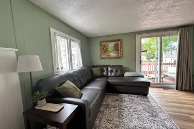 Image de Cheerful 2nd Floor Unit w\/ balcony