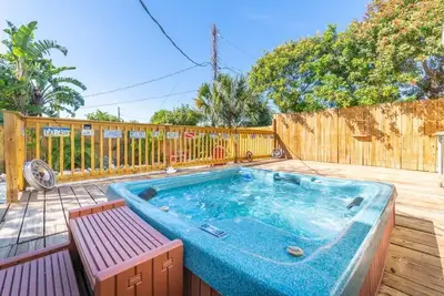 Image de 2 Bedroom Home with Garages, Hot tub, Parking