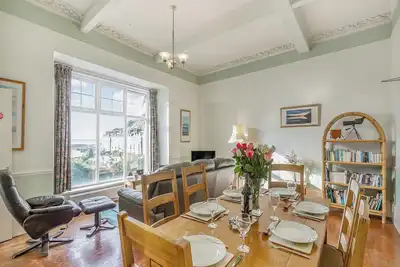 Image de Sea & Sands is a spacious property with beautiful views overlooking the seaside and estuary.