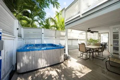 Image de Near Duval: Hot Tub, Sleeps 6, Top Location