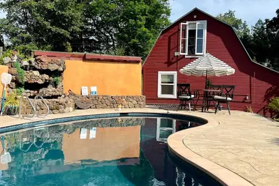 Image de Converted Barn Overlooking Pool in the Heart of the Russian River Valley! Central