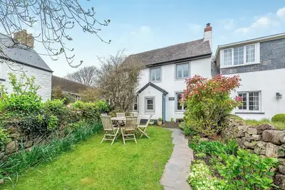 Image de This pretty Pembrokeshire holiday cottage is located near the charming coastal villages of St.