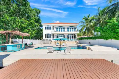 Image de Villa Luxe Vip 5 Chambres | Front d'Océan | Piscine & Jacuzzi | Quai Pour Yachts