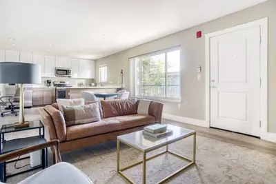 Image de Sleek Campbell 2br w\/ Pool, Gym & Spa, walk to Wf & Tj, by Blueground
