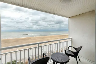Image de Ocean Sands Resort Oceanfront condo with 2 Oceanfront Balconies! !