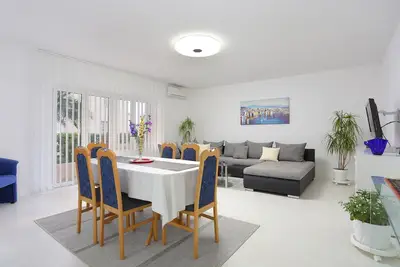 Image de Appartement de trois chambres avec la terrasse Podstrana, Split (A-19638-a)