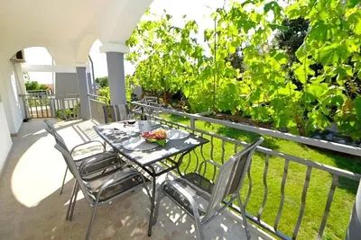 Image de Appartement de deux chambres avec la terrasse Pakostane, Biograd (A-14054-c)