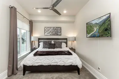 Image de ★ Elite 1 Bedroom Suite ★ 400+Wi-Fi★King Bed★ Byu★