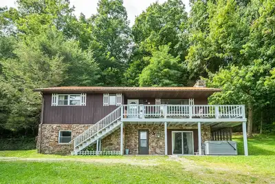 Image de Lazy Bear Cove | Dog Friendly, Lake Views, Hot Tub