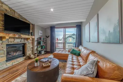 Image de Rustic Luxe Renovated 3 Bed 3 Bath 558