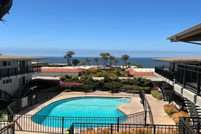 Image de Absolutely gorgeous Oceanview condo steps to the beach!