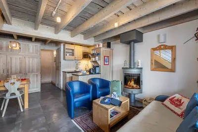 Image de Appartement cosy au pied des pistes avec mezzanine, poĂŞle Ă bois et services inclus pour 4 personnes