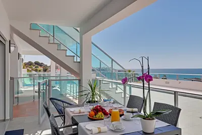 Image de Vue mer, 100m Plage & 300m Albufeira Centre, 2 ch & 2sdb, piscine, parking, A/C