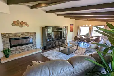 Image de Scenic Getaway • Views • Deck • Games • 3k Sqft