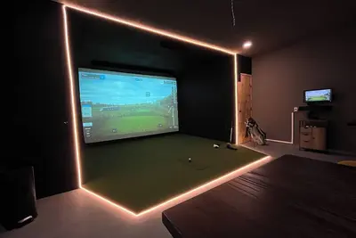 Image de Luxury Golf Simulator, Golden Tee, Shuffleboard, Hot Tub and Stunning Views!