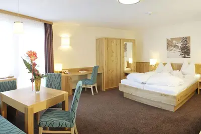 Image de Familienzimmer mit Dusche od. Bad, Wc - Panoramahotel GĂĽrtl