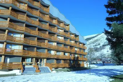 Image de 50m du centre station, Rez-de-chaussée, vue pistes de ski, balcon, télévision, casier à ski, 27m²
