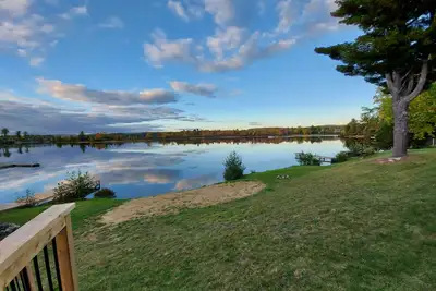 Image de Waterfront Cottage Suite 1 Bdrm, 2 Bath, Beach, Bbq, Fire Pit Patio, shared Dock