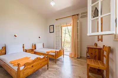 Image de Studios - 2 min from the beach!