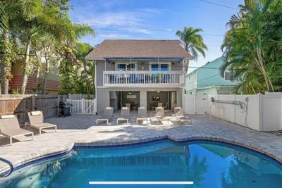 Image de Perfect location Walk to the village and beach Private Balcony Heated Pool