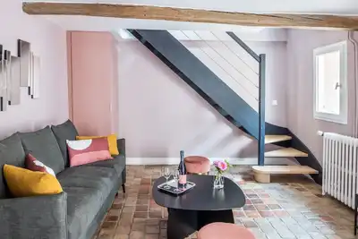Image de Suite Rosé de Saignée, Duplex vue cour et toits.
