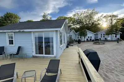 Image de 2 bedroom cabin with large private deck. Right on Lake Huron!