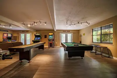 Image de Heated Private pool, spacious gameroom with five king bedrooms.