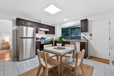 Image de Upscale 2 Bdrm Suite Separate Entrance North Vancouver