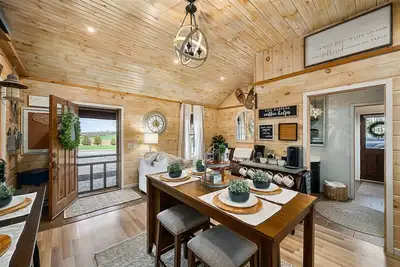 Image de Adorable Cabin. Cozy & comfy. Coffee bar, firepit, horseshoes, hammock, grill