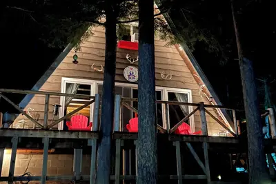 Image de Cozy, secluded waterfront lodge nestled in the Adirondack Mountains. Pet friendly