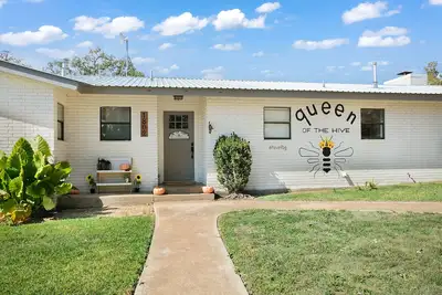 Image de The Queen at the Hive 2/1. 5 plus Bonus Room | Private Hot Tub, Pet Friendly w/ fee