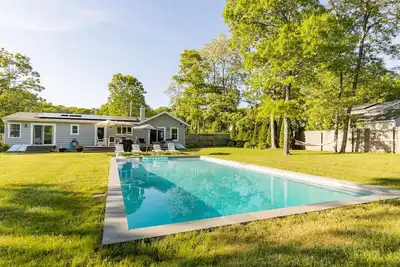 Image de Chic Hamptons Home with Heated Gated Pool and Grill