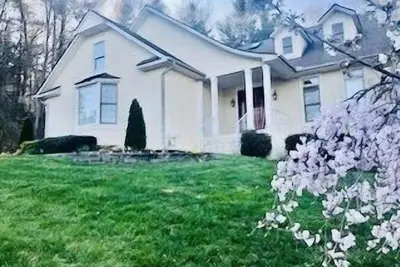 Image de Magnificent Mnt Home Retreat! Convenient, 4 bedrooms, media rm, pool table
