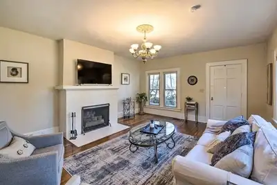 Image de New! Spacious Downtown Villa w\/King + Garden Views