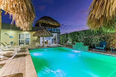 Luxury Modern Villa-Pool, Ocean View Deck, In/Outdoor Kitchen, 5min to the beach