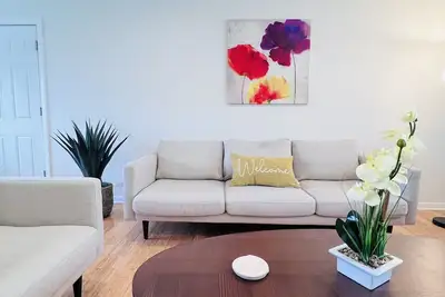 Image de Modern Aesthetic 3br/1. 5ba Family Haven w/ Yard