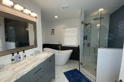 Image de New! Mnt House with Lake Views and Ev charger