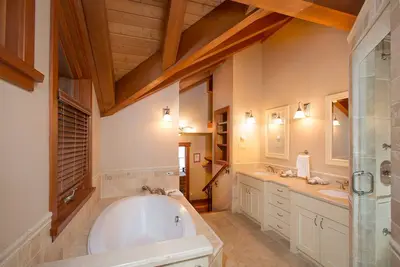 Image de Views and privacy from this gorgeous custom home.