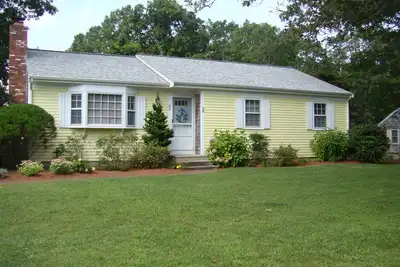 Image de Cozy cottage within a 2 minute walk to private beach