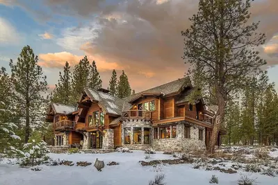 Image de Ultra Luxury Cabin with Incredible views in a Peaceful Gate Community