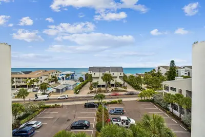 Image de Waterfront views - steps from the Beach!