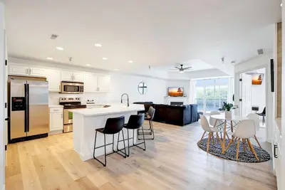 Image de Freshly Remodeled @ The Towers at Parkview Bay! Hot Tub, Indoor & Outdoor Pools