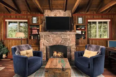 Image de Renovated Mountain Retreat: Loft, Hot Tub & Fireplaces Await!