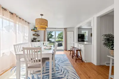 Image de Serene Waterview Renovated w/Kayaks Deck Firepit Dogs Welcome 5 Minutes to Ocean