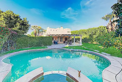 Image de Expansive home with fireplace, heated pool & and spa in backyard haven