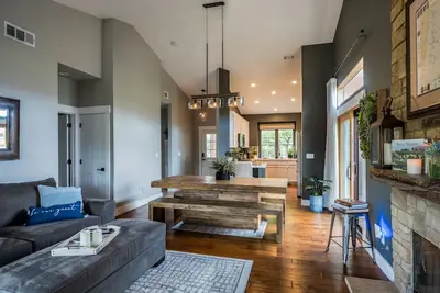 Image de Romantic cottage with gorgeous Vineyard and Mountain Views.