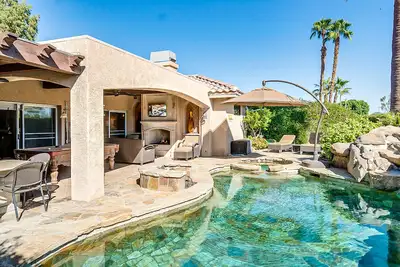 Image de Luxe Retreat with Stunning Outdoor Living Area, Kitchen, Custom Pool, Firepit